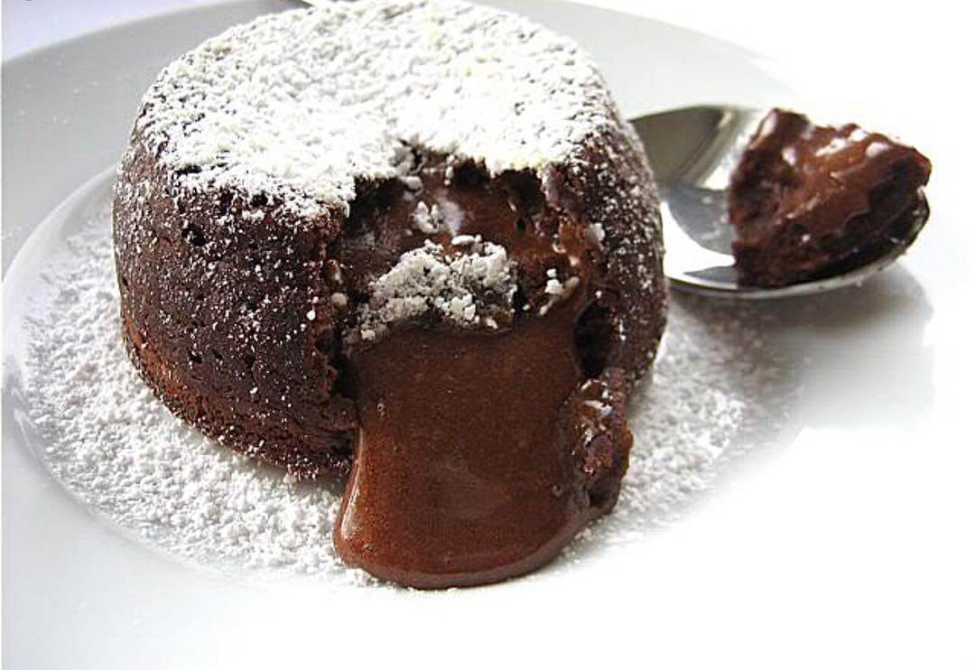 شیرینی‌ شکلاتی در کافه لوتوس در شرق تهران