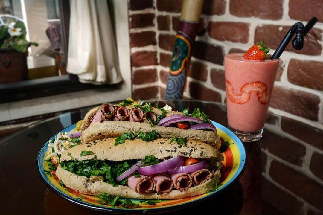 ساندویچ ژامبون کافی شاپ لوسن در شرق تهران