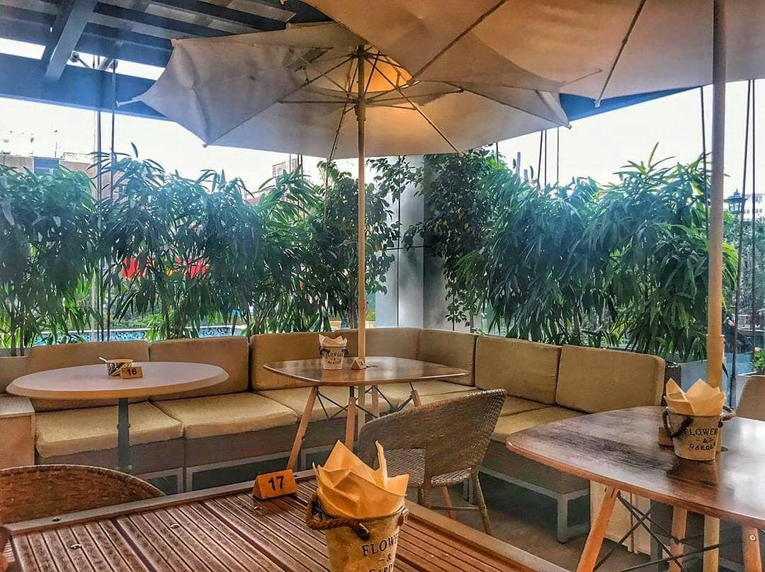 فضای روباز رستوران ریوگاردنز در لیست کافی شاپ های شرق تهران