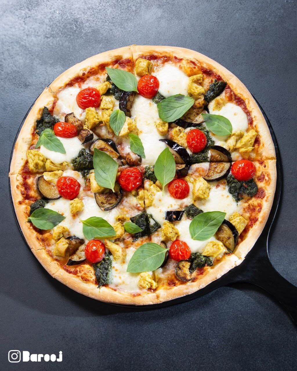 پیتزا مارگاریتا در رستوران باروژ