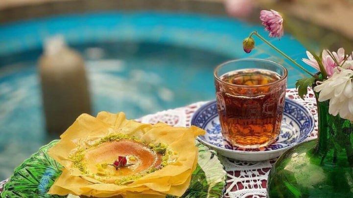 چای و حلوا در کافه نیکو یک کافه دنج تهران