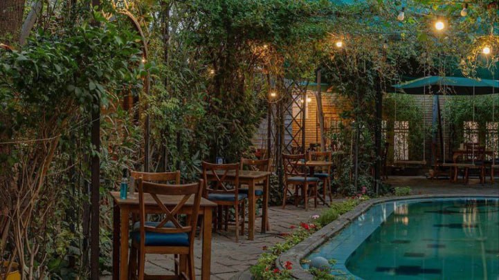 حیاط کافه باکارا تهران