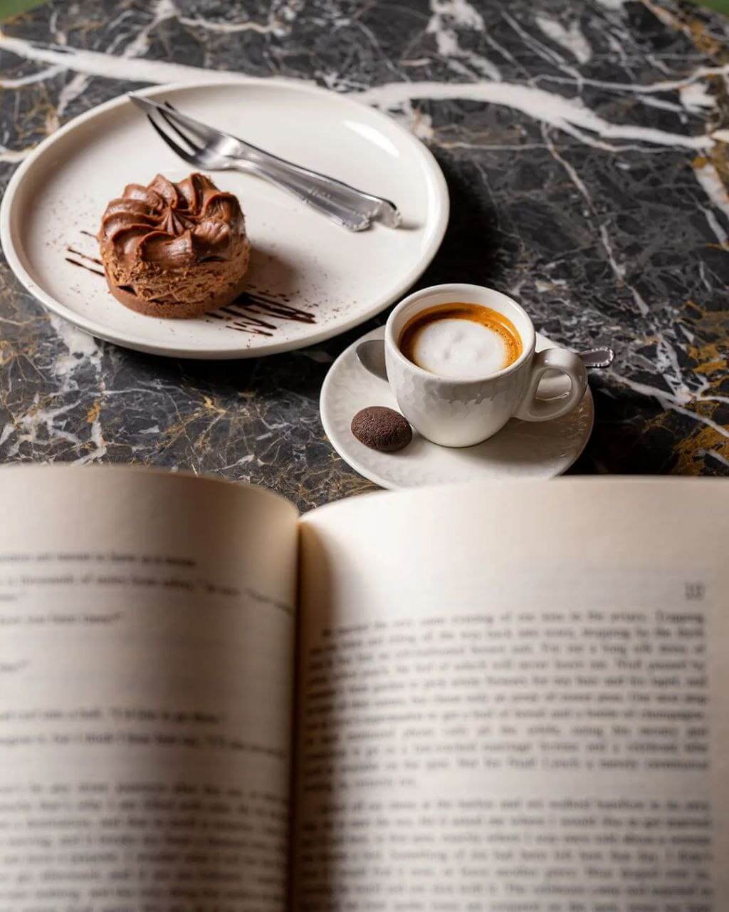 انواع نوشیدنیهای بر پایه قهوه در کافه کتاب غرب تهران