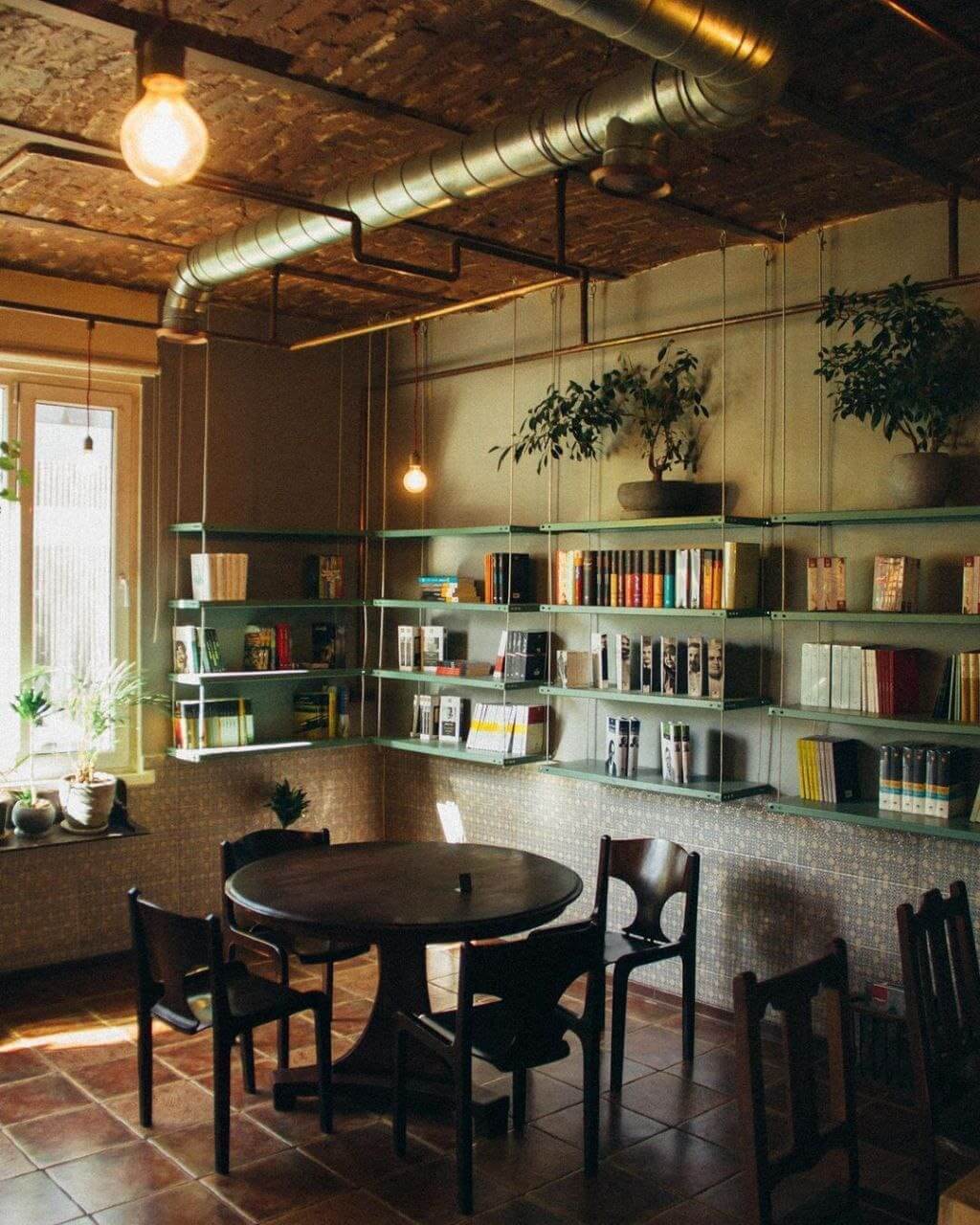 کافه نزدیک کتاب در خیابان کرمخان زند