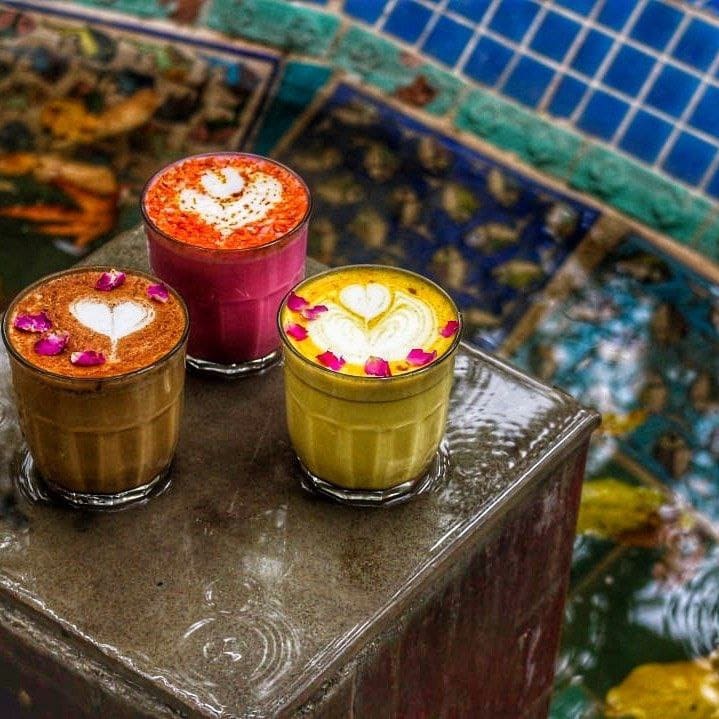 نوشیدنیهای جذاب کافه کتاب روشنان در شمال تهران