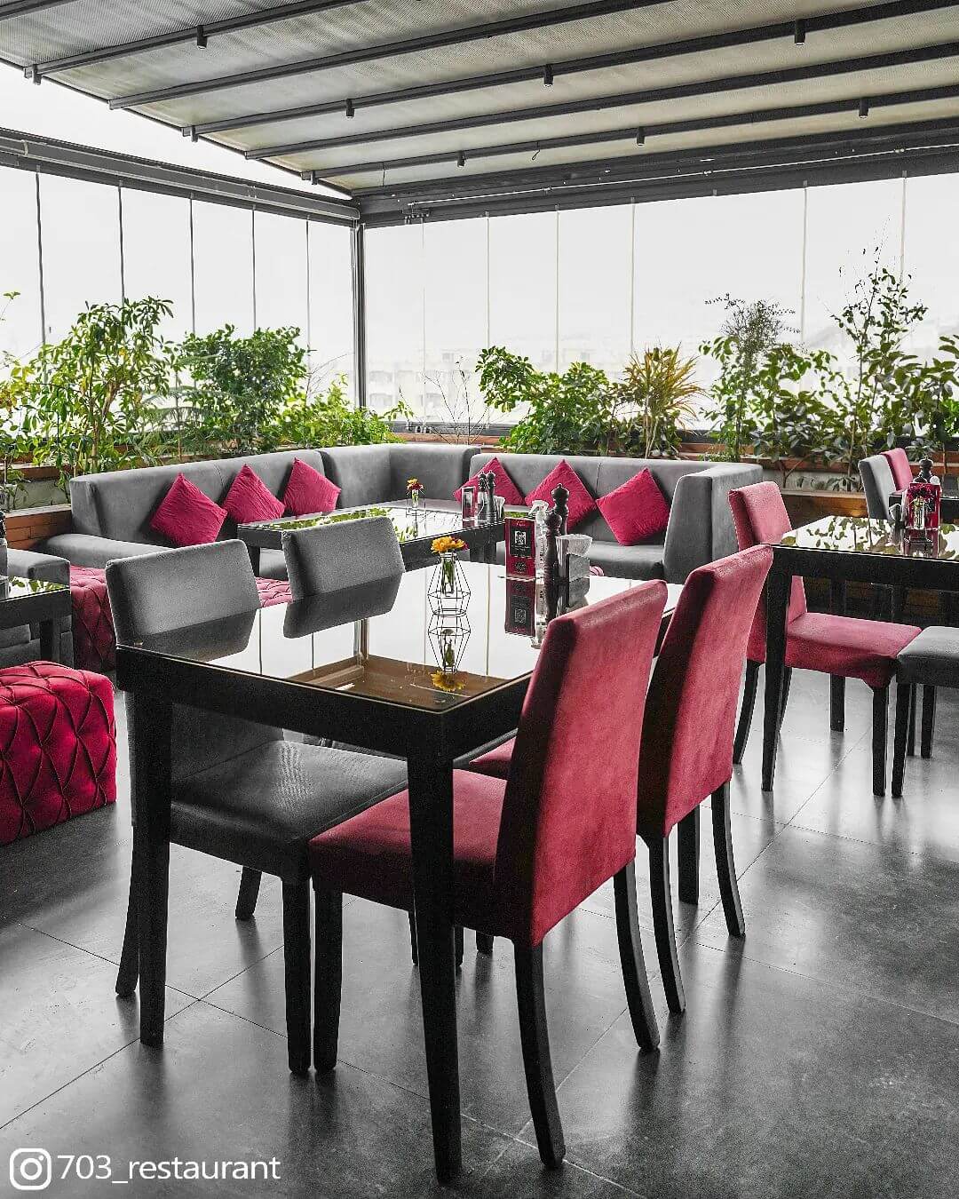 فضای داخلی کافه 703 همراه با سرو قلیان