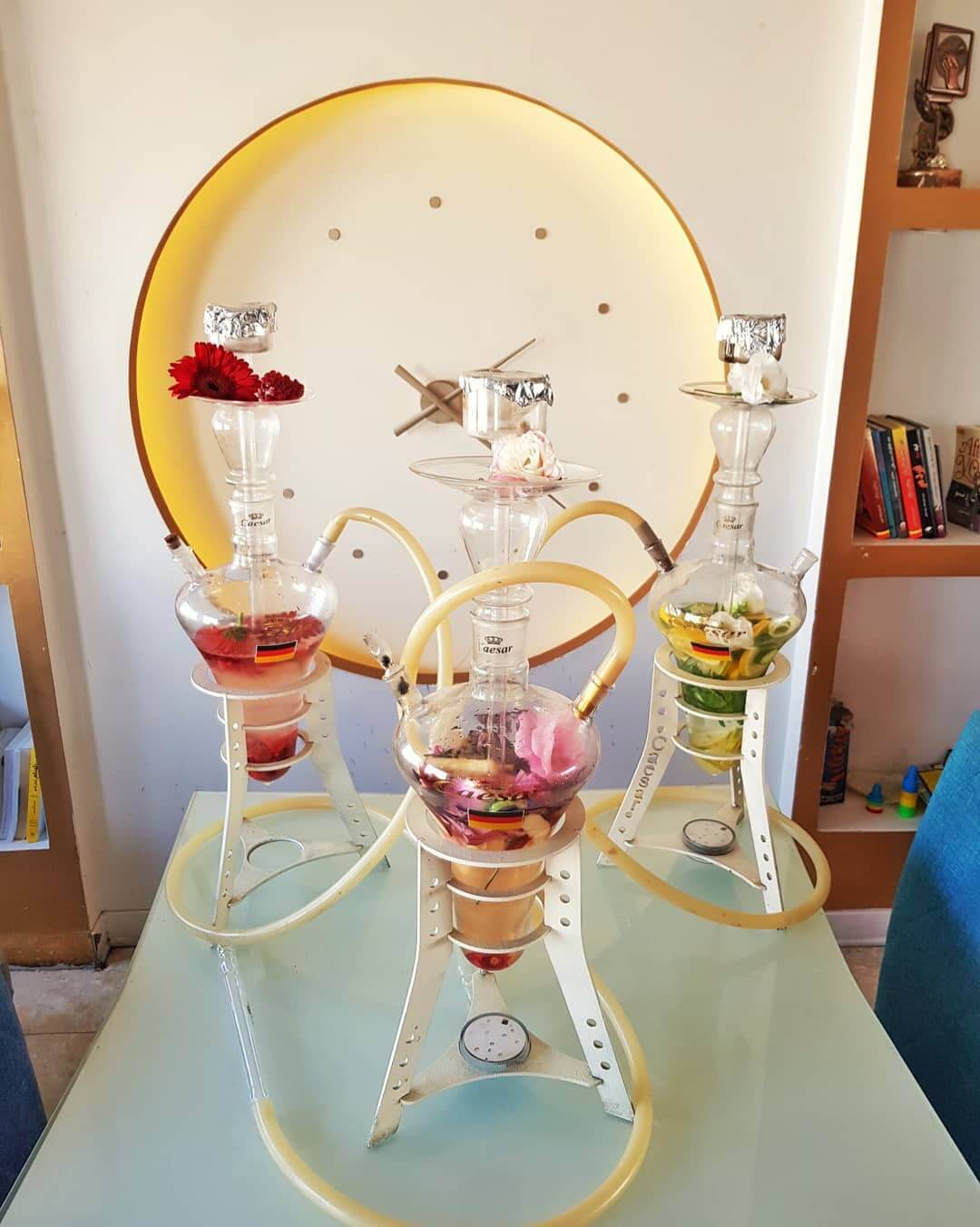 قلیانهای شیشهای با گیاههای طبیعی در کافه بام تهران