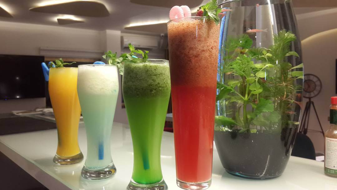 سرو انواع نوشیدنی سرد در کافه بام