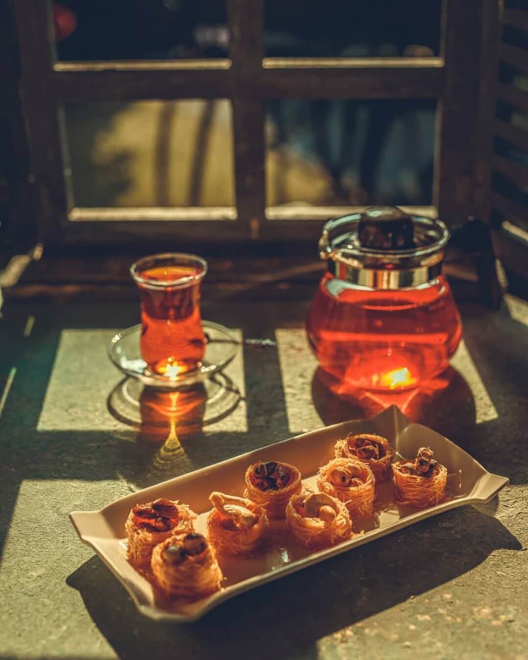 چای و باقلوا در رستوران سنتی بیستون