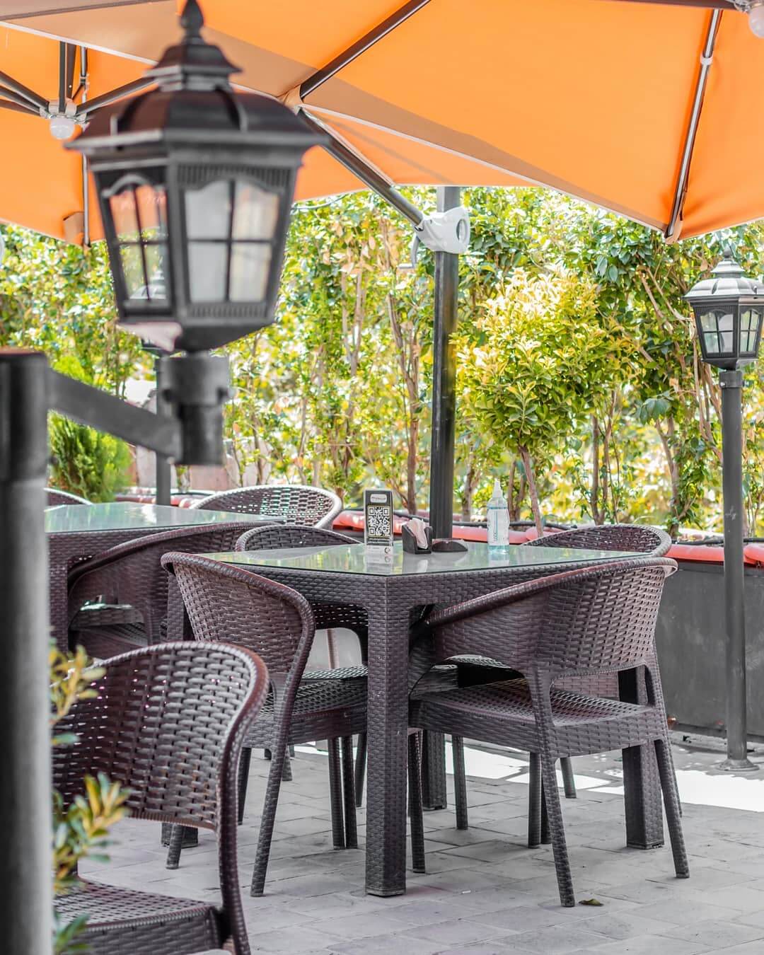 فضای آزاد کافه دلسا مناسب برای سرو قلیان