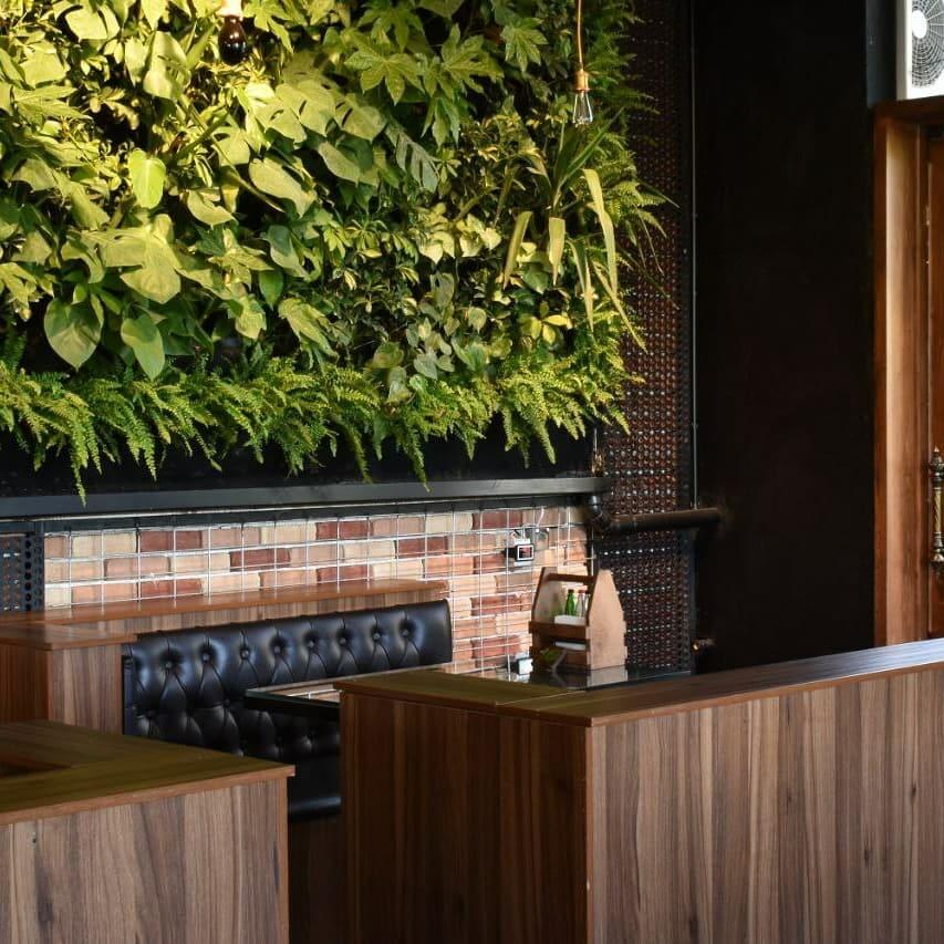 فضای داخلی ایوار از بهترین کافه قلیان های تهران