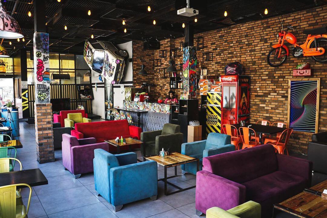 فضای داخلی کافه خیابون با سرو قلیان