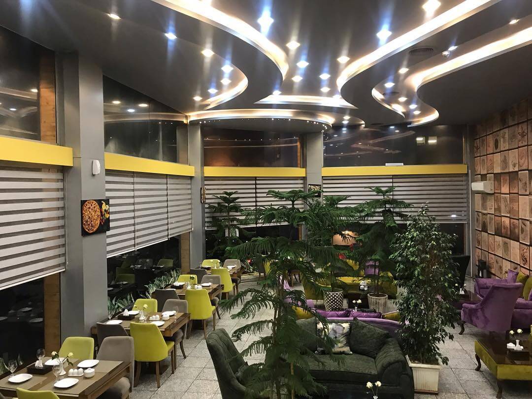 فضای داخلی روف سنتر کافه قلیون دار سعادت اباد