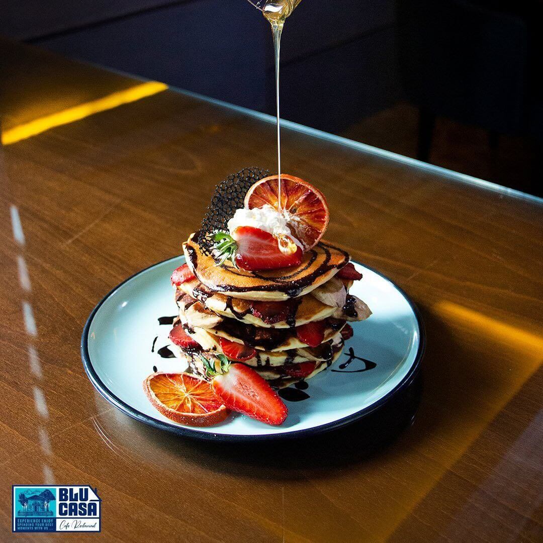 پنکیک میوهای در کافه لاکچری بلوکازا