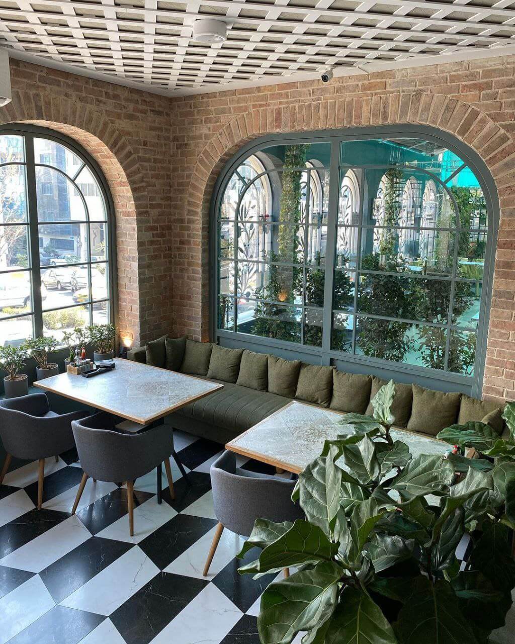 فضای داخلی کافه هورسان بیسترو از شیکترین کافههای تهران