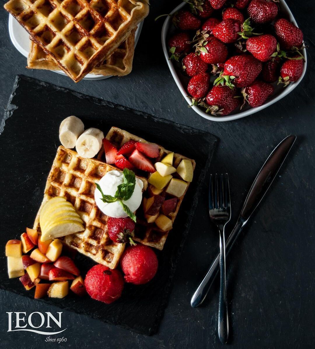 وافل میوهای در کافه رستوران لئون 1360 در تهران