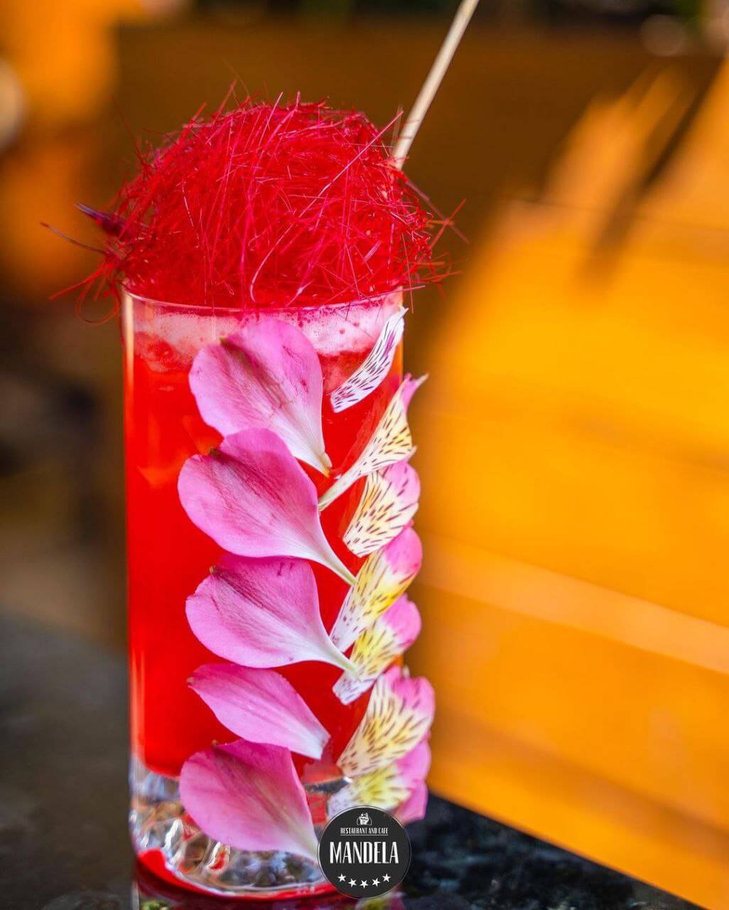 نوشیدنی خنک زعفرانی در کافه رستوران ماندلا