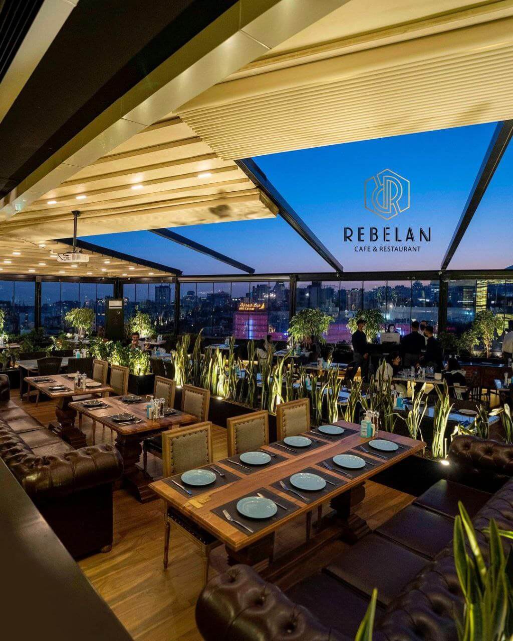 فضای داخلی ربلان از کافه های لوکس تهران