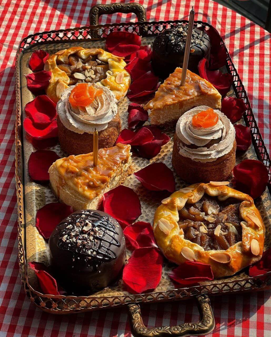 منوی متنوع شیرینیهای خانگی در کافه اکنون