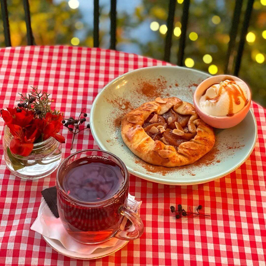 نان و شیرینیهای خانگی در کافه اکنون