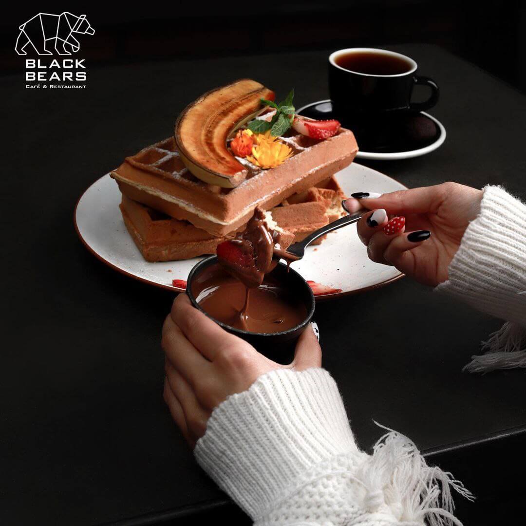 وافل شکلات و میوه در روبرتو از بهترین کافه رستوران های شمال تهران