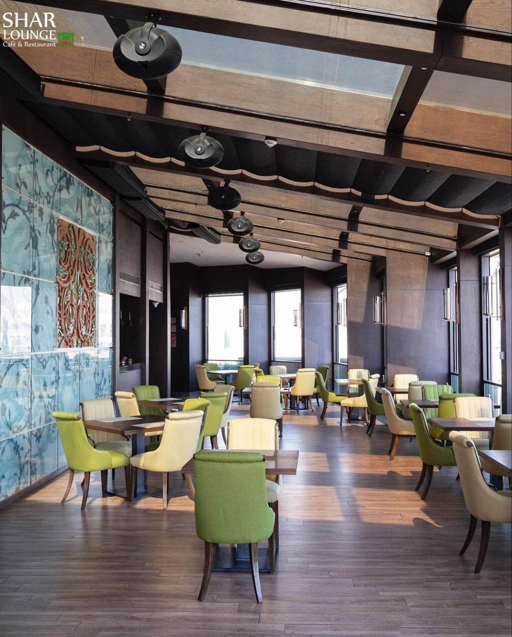 فضای داخلی کافه رستوران شارلانژ در شمال تهران