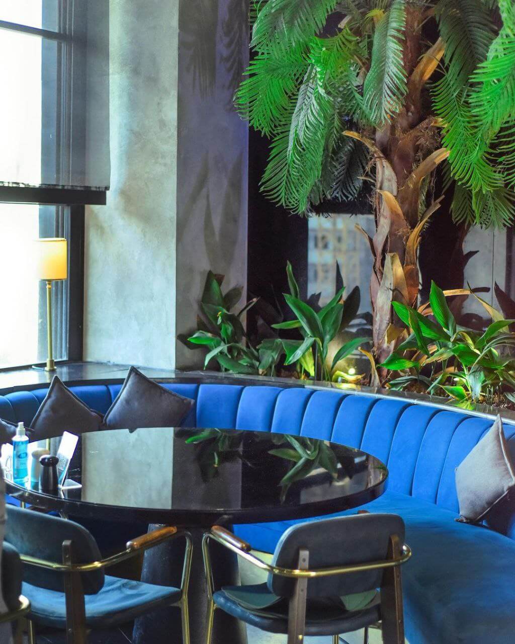 فضای داخلی کافه رستوران سینسیر