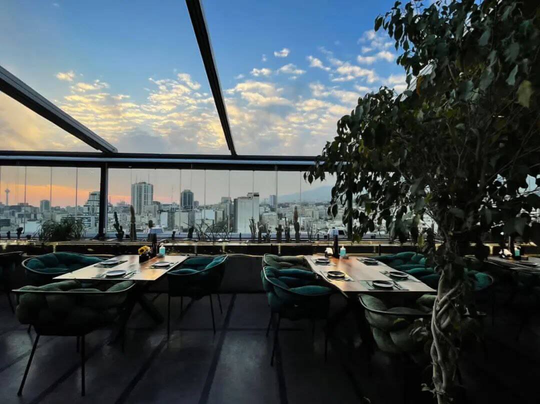 فضای داخلی تبیسا لانژ از بهترین کافه رستوران های شمال تهران