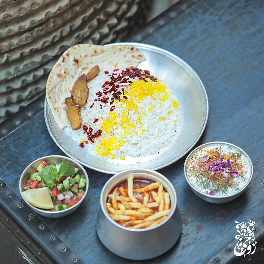 خوزشت قیمه با دورچین در رستوران روحی