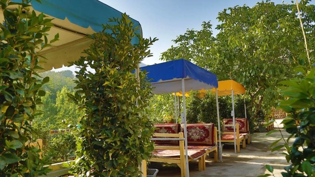 حیاط رستوران سنتی بیستون 