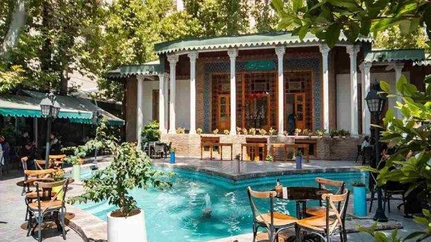فضای بیرونی کافه رستوران جریان