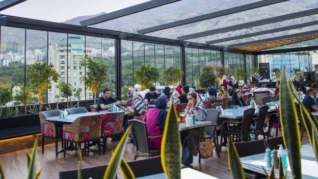 فضای بیرونی کافه رستوران ربلان