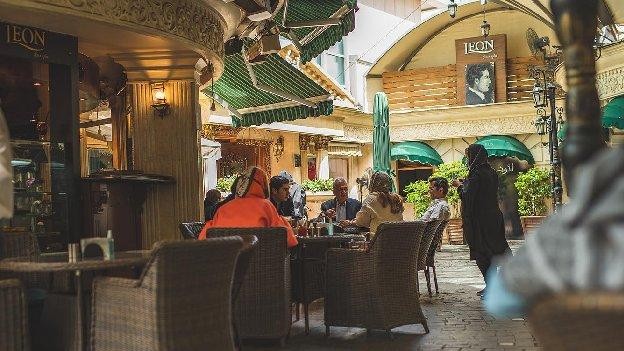 فضای بیرونی کافه رستوران لئون