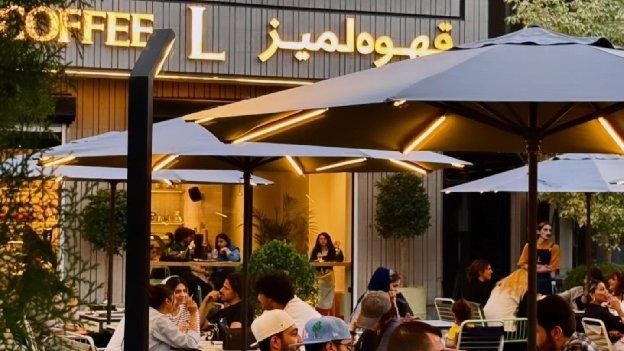 فضای بیرونی کافه لمیز پاسداران