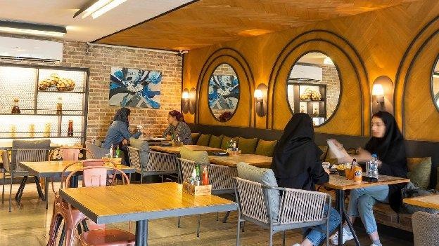 فضای داخلی کافه رستوران هورسان بیسترو
