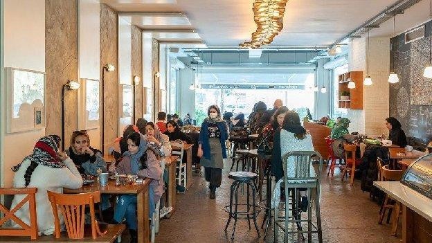 فضای داخلی کافه روبرتو پاسداران