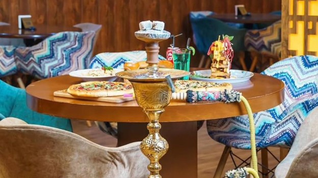 میز غذا در کافه عربی کازابلانکا