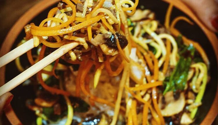 چشیدن طعم کیمچی و نودل در بهترین رستوران کره ای در تهران