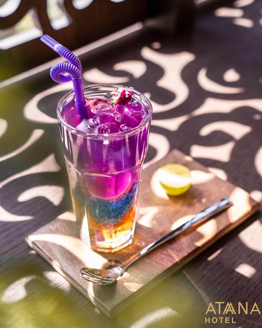 نوشیدنی گل ختمی در کافه آتانا