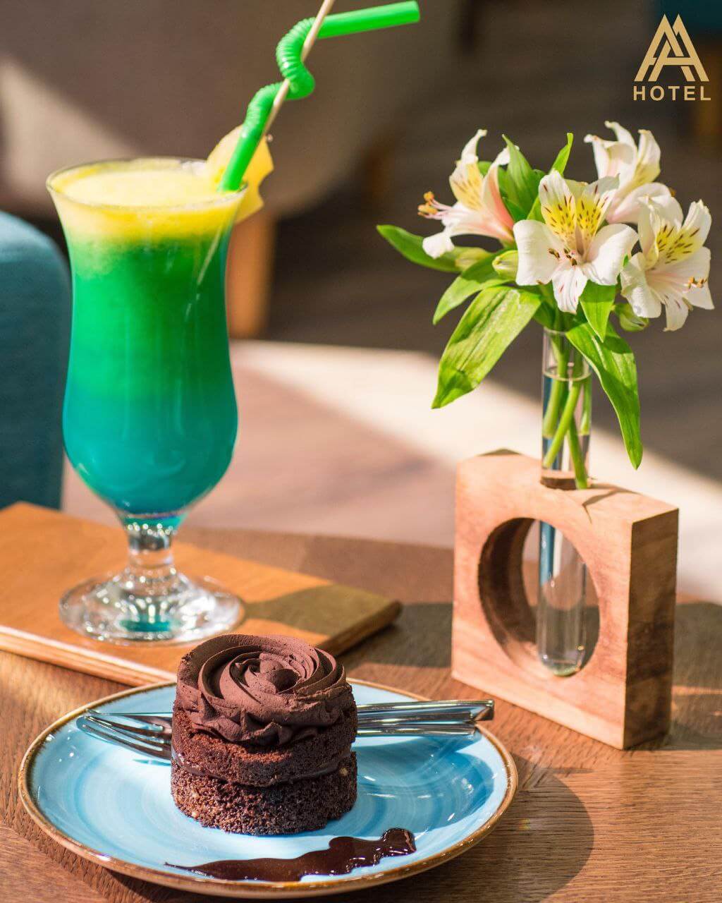 کافه هتل آتانا در خیابان فلسطین