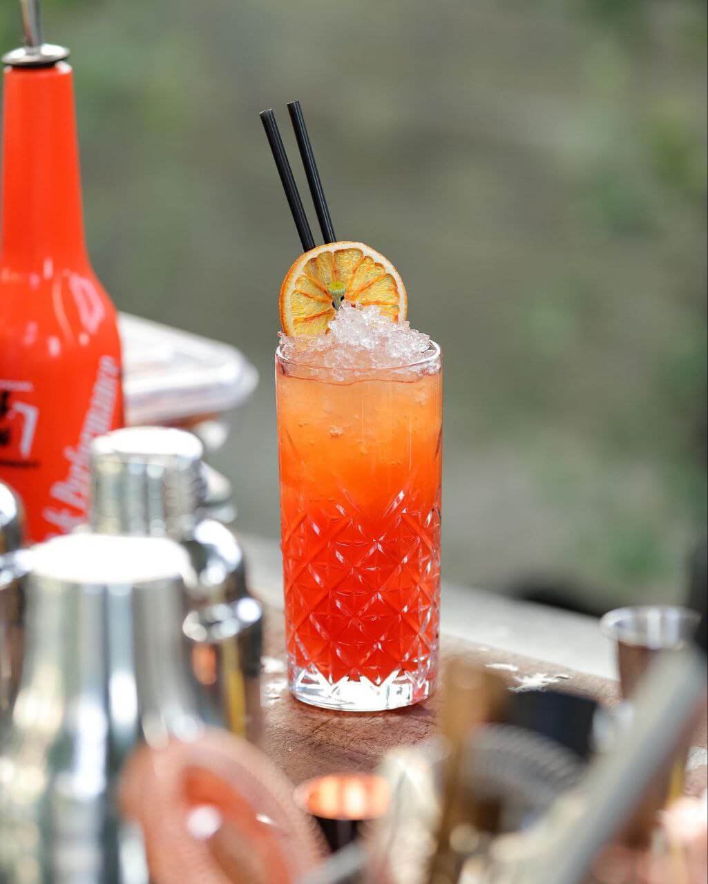 نوشیدنی‌های خنک در کافه حیات هزار افسان در خیابان فلسطین