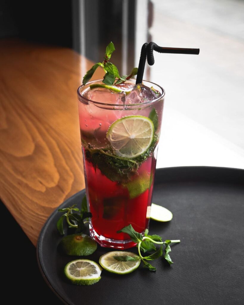 موهیتو توت فرنگی کافه پیکسل خیابان فلسطین