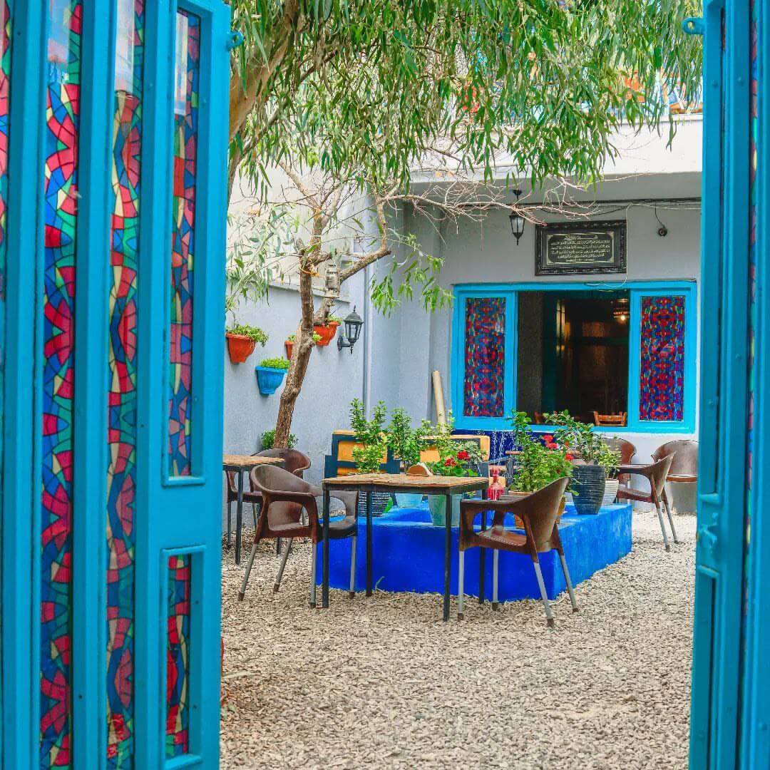 حیاط کافه پلاک از کافه های خیابان فلسطین