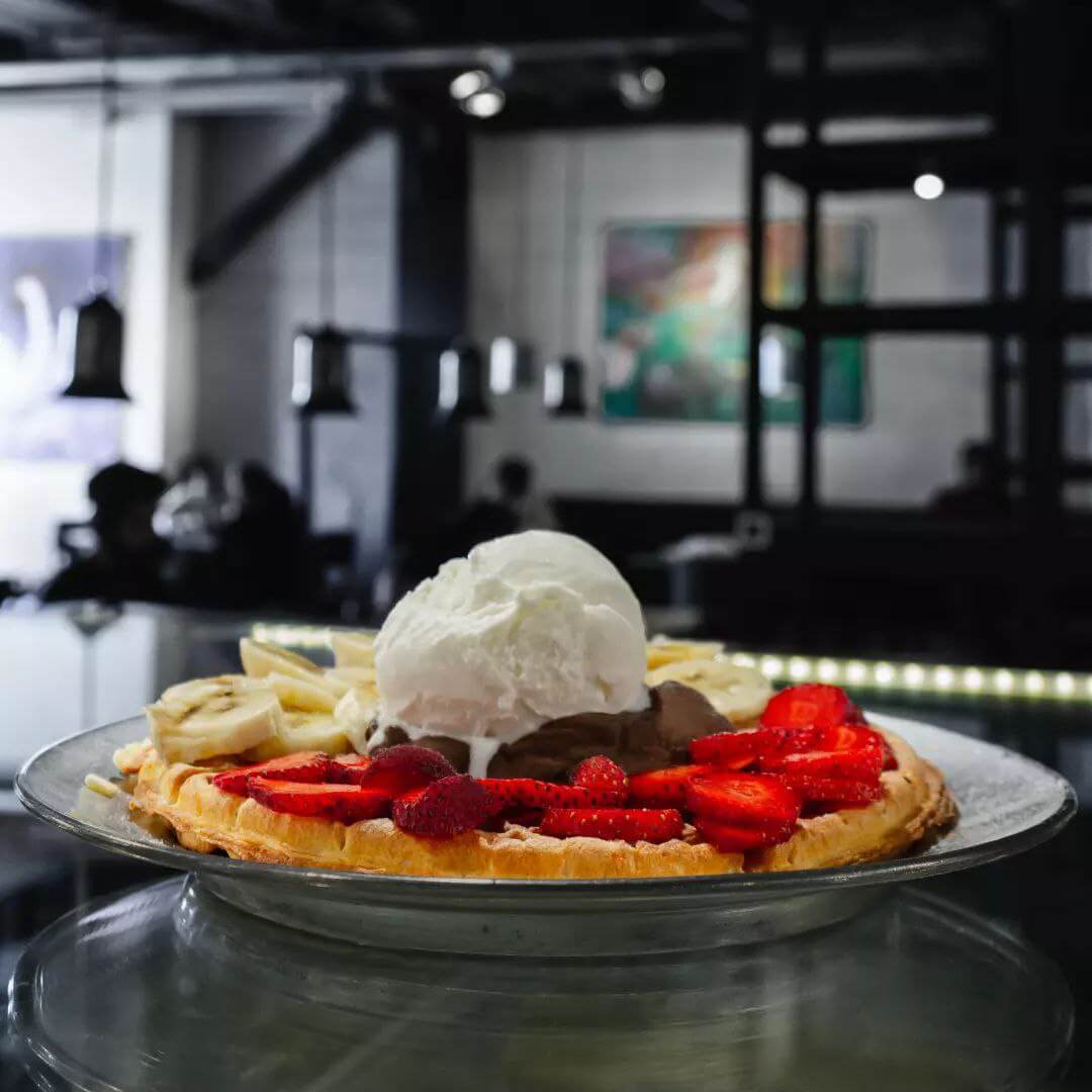 وافل میوه و شکلات در وی کافه از کافه های خیابان فلسطین