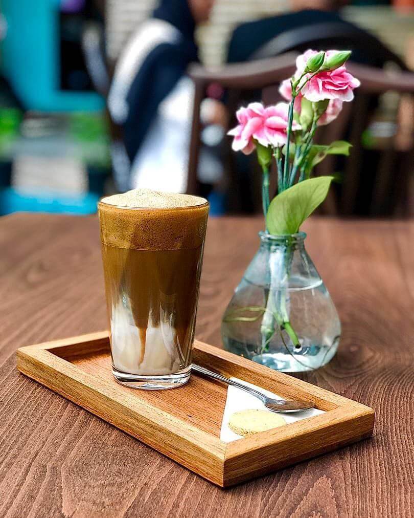 فضای آزاد کافه خانه قدیمی زی در خیابان فلسطین