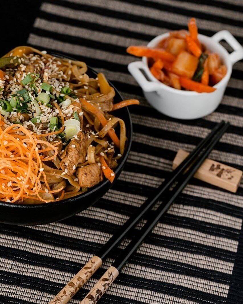 طبخ انواع غذای آسیایی با بهترین مواد اولیه در رستوران چاپ چاپ خیابان فرشته