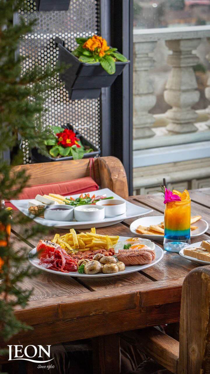 صبحانه انگلیسی در رستوران لئون در خیابان فرشته