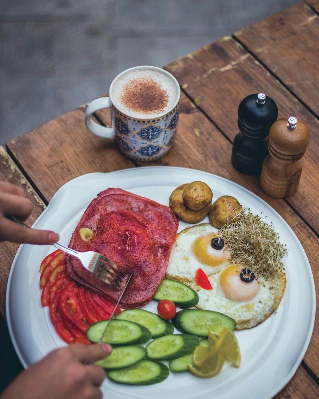 صبحانه انگلیسی در لایم کافه