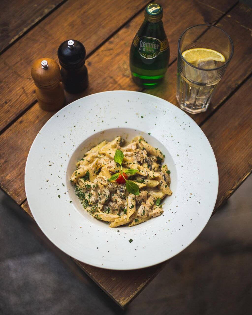 پاستا آلفردو کافه لایم در خیابان فرشته