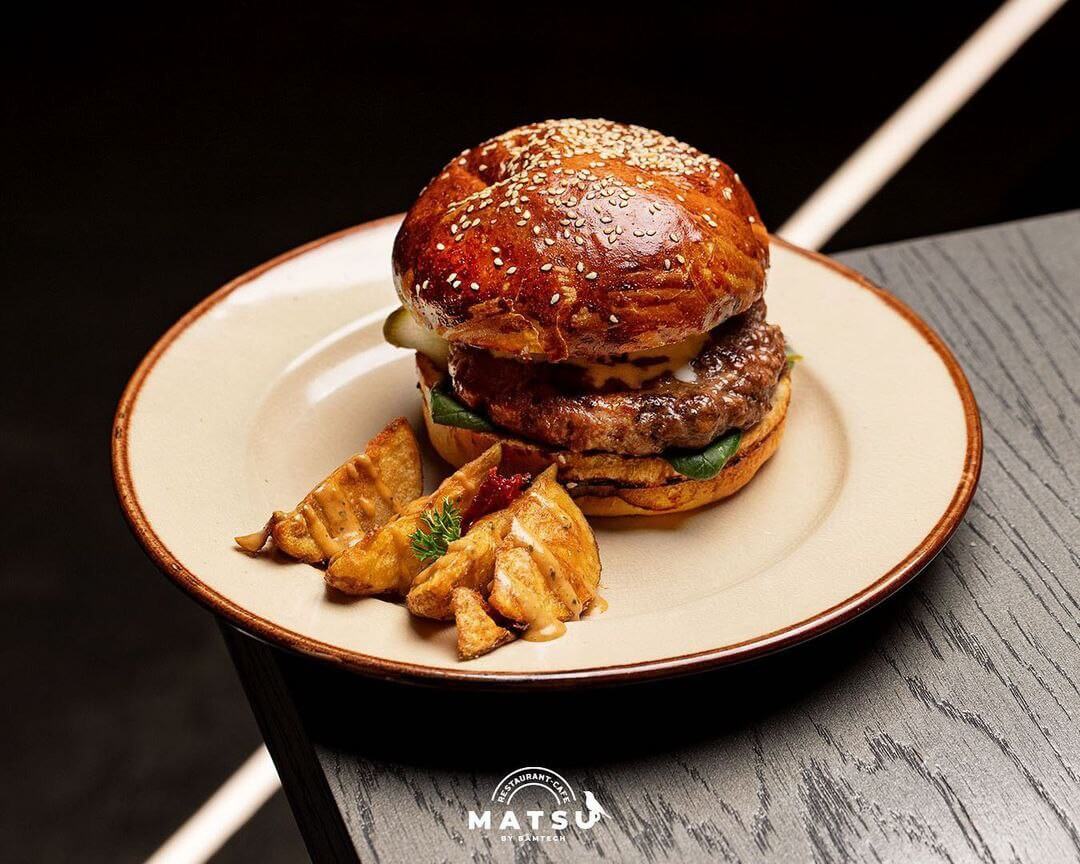 برگرهای خوش‌طعم کافه رستوران ماتسو لانژ تهران